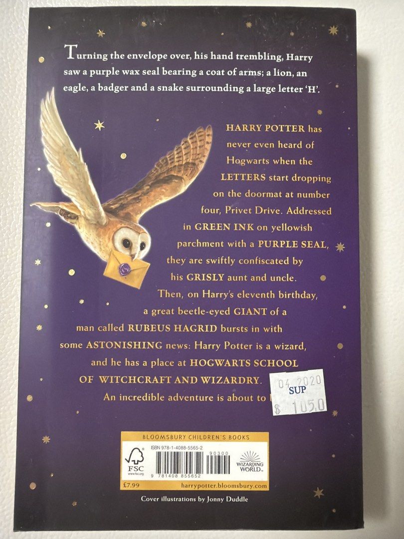 J.K. Rowling 哈利波特：神秘的魔法石 書 （分類：小說及非小說）位於 Hong Kong。 由 jessicaa_t_275 提交（商品編號 1449947359，圖片 2）。簡介： J.K. Rowling 嘅哈利波特系列第一本，神秘的魔法石。講述哈利發現自己係巫師嘅故事。Bloomsbury 出版社，Jonny Duddle 繪圖。呢本書係英文版，封面有哈利同海格。。