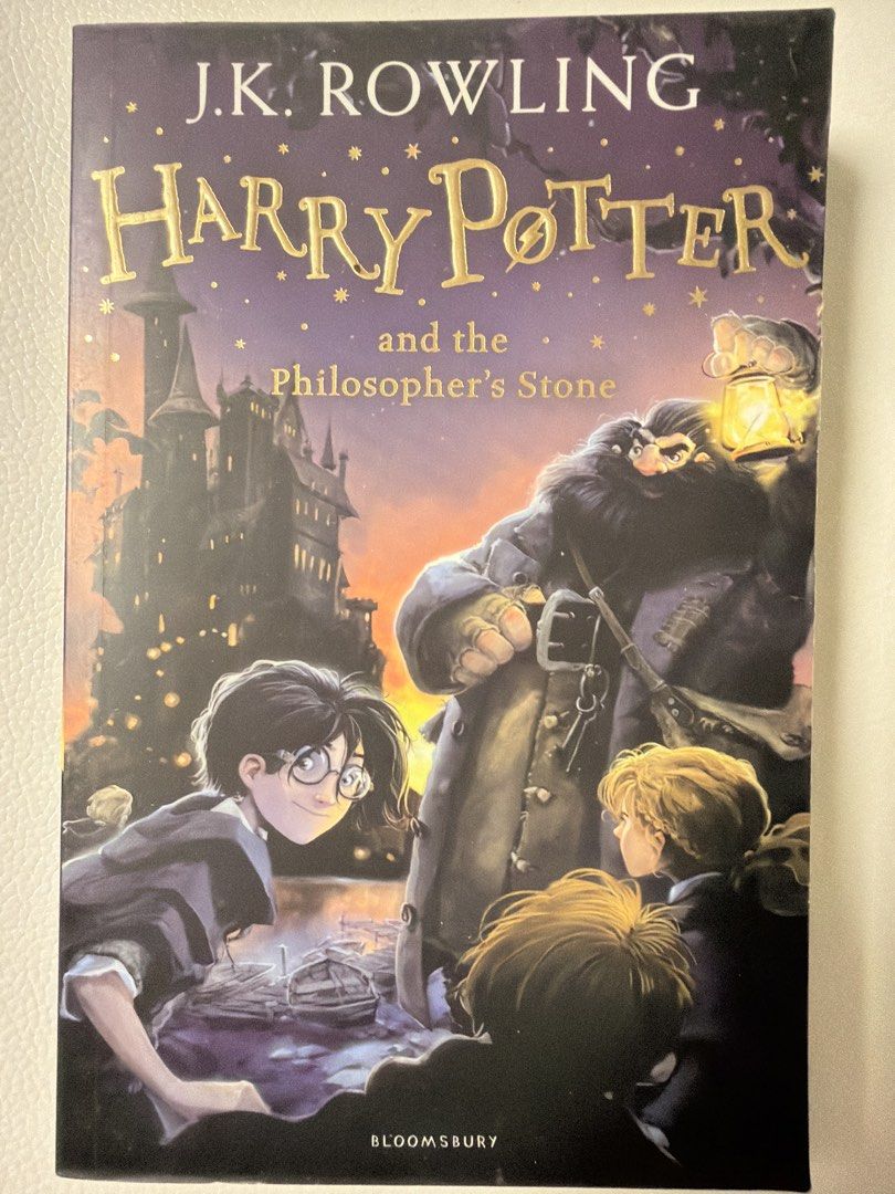 J.K. Rowling 哈利波特：神秘的魔法石 書 （分類：小說及非小說）位於 Hong Kong。 由 jessicaa_t_275 提交（商品編號 1449947359，圖片 1）。簡介： J.K. Rowling 嘅哈利波特系列第一本，神秘的魔法石。講述哈利發現自己係巫師嘅故事。Bloomsbury 出版社，Jonny Duddle 繪圖。呢本書係英文版，封面有哈利同海格。。