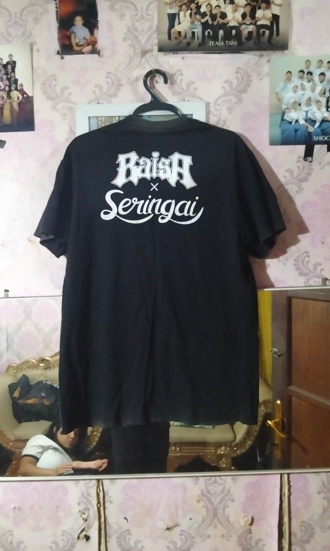 kaos seringai x raisa (Kategori: Atasan) berada di Bandung. Dikirim oleh pissycadellymerch1. (ID iklan 1449936347, Gambar 2). Deskripsi: warna fade tidak terlalu turun masih gokil.