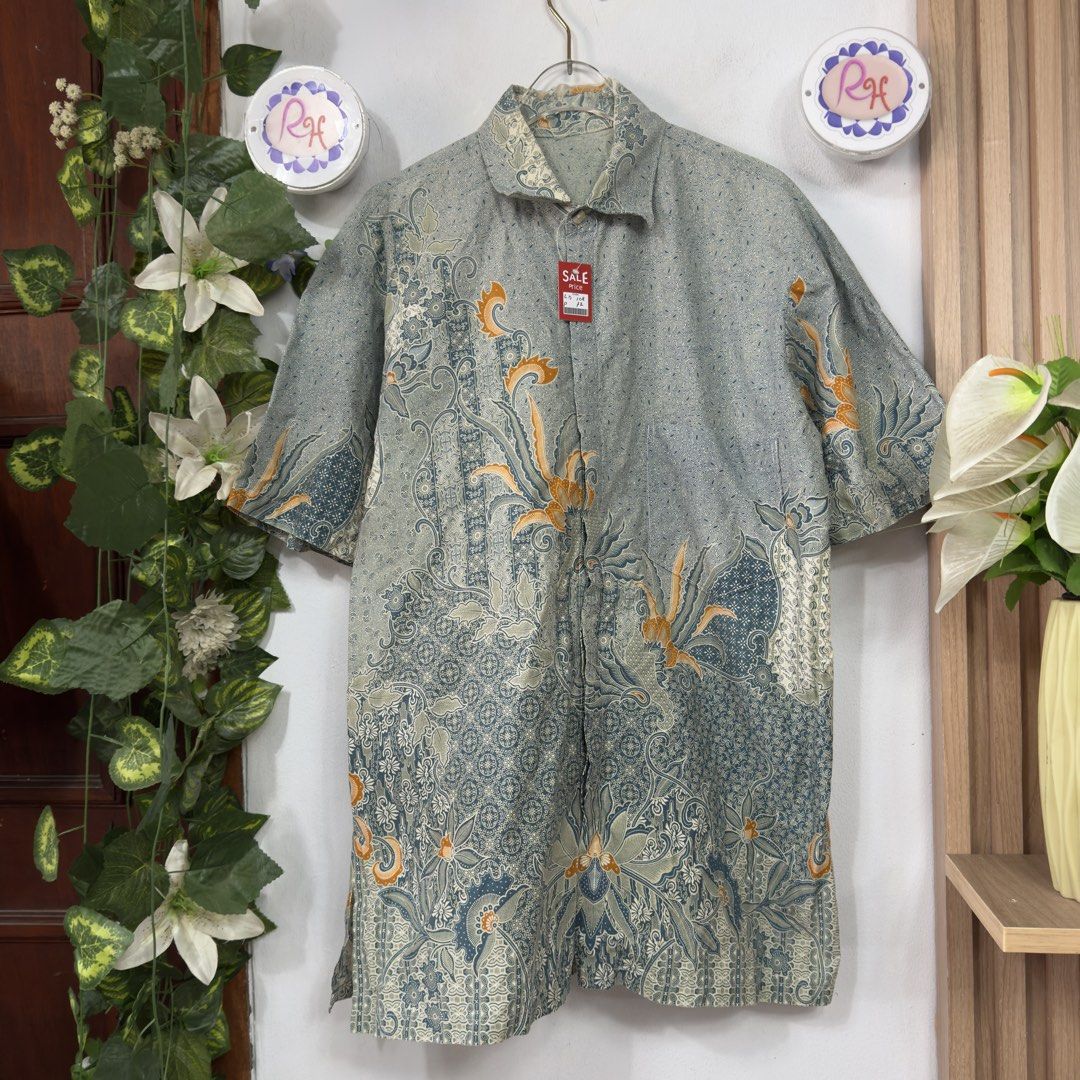 Kemeja Batik Pria size L (Kategori: Atasan) berada di Bekasi. Dikirim oleh rh.ols (ID iklan 1449810560, Gambar 1). Deskripsi: [Preloved] Kemeja Batik Pria Merk : - Bahan : katun Warna : abu LD : 108 cm Panjang: 72 cm Ukuran : L Defect : warna turun Catatan: - *Real Picture *Kemiripan warna 90% karna efek kamera.