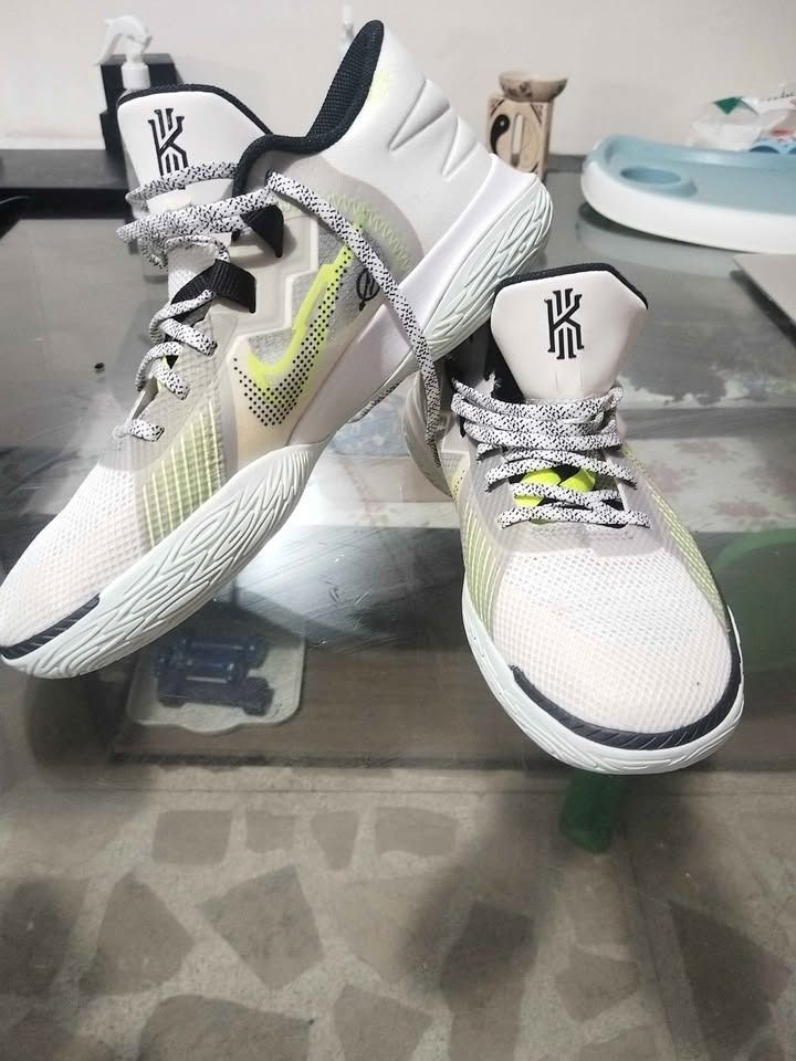 Kyrie flytrap 5 White Volt nike (Category: Sneakers) located in Marikina City. Submitted by declutteringmomma2022 (Listing ID 1449851597, Image 1). Description: location marikina.