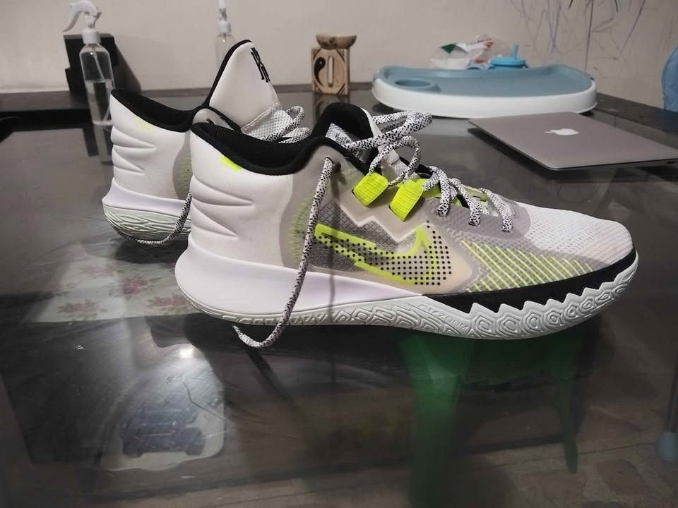 Kyrie flytrap 5 White Volt nike (Category: Sneakers) located in Marikina City. Submitted by declutteringmomma2022 (Listing ID 1449851597, Image 2). Description: location marikina.