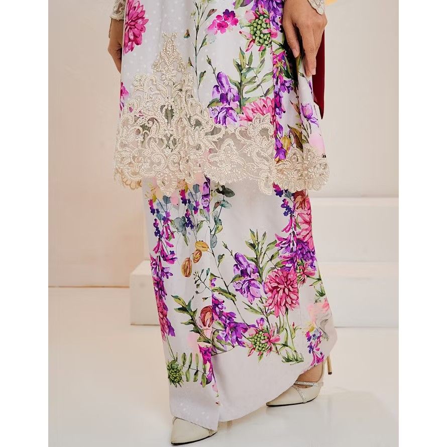 Leeyanarahman (Category: Baju Kurung & sets) located in Alor Setar. Submitted by prelovedtobeloved11 (Listing ID 1449778916, Image 3). Description: Leeyanarahman Mariya & Tropicalle Riaw Both are in S size Riaw cutting Measurement chart provided RM 139 exc post/ each Both for RM260 Inc post Self pick up : Jitra ,Kedah].