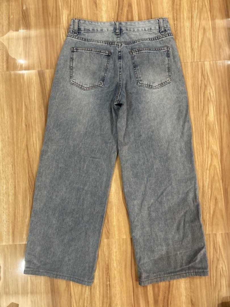 Light Wash Wide Leg Denim Jeans (Category: Jeans) located in Quezon City. Submitted by zen_mollygirl (Listing ID 1449925312, Image 2). Description: - Light wash denim - Wide leg cut - Classic five-pocket styling - Button and zip fly closure - Comfortable for everyday wear - Versatile wardrobe staple.