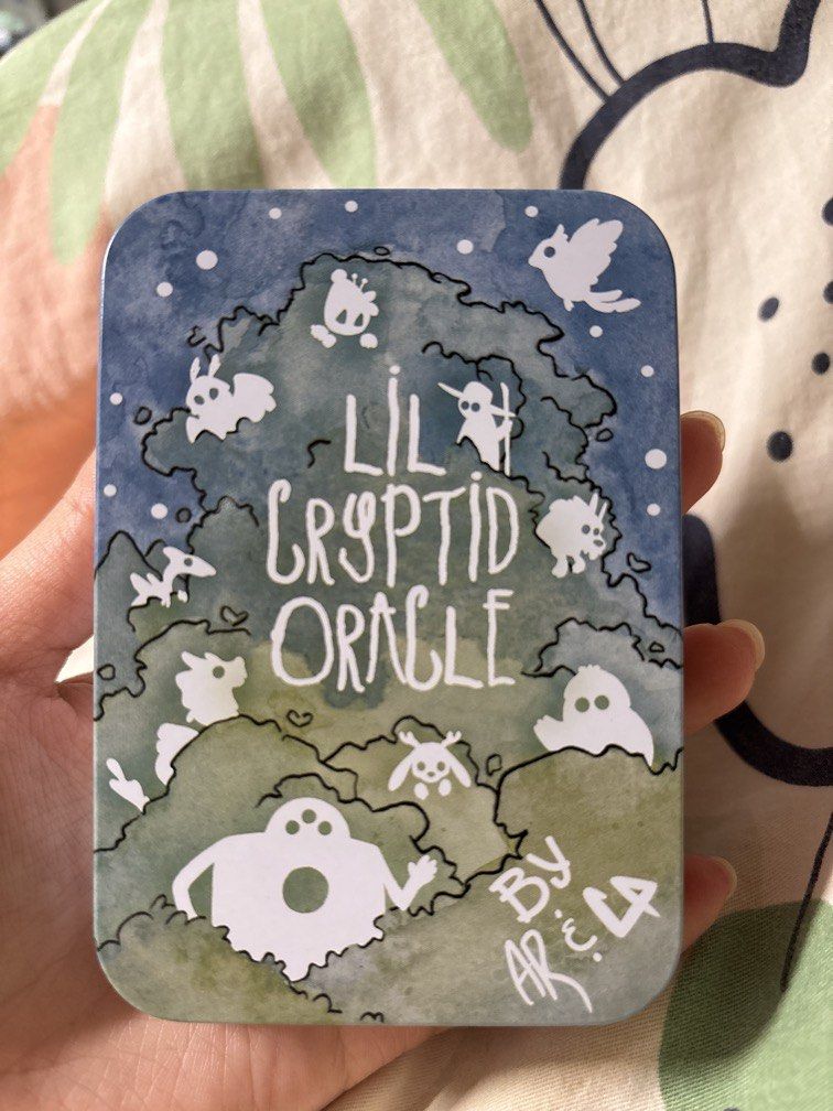 Lil Cryptid Oracle 神秘小動物神諭卡 （分類：卡片包）位於 Hong Kong。 由 _proseprina. 提交（商品編號 1449795494，圖片 1）。簡介： LiL Cryptid Oracle 神秘小動物神諭卡 純收藏 冇使用過 但鐵盒喺保存過程中有凹陷劃痕 面交 / SF 地點可商議 Alipay/現金 介紹： -以世界各地的「神秘隱密生物」（如大腳怪、天蛾人、尼斯湖水怪）為靈感 -每張牌皆採用精緻的手繪水彩風格，充滿童趣與奇幻感 -便攜鐵盒：卡牌收錄於輕巧的金屬鐵盒中，方便隨身攜帶 。