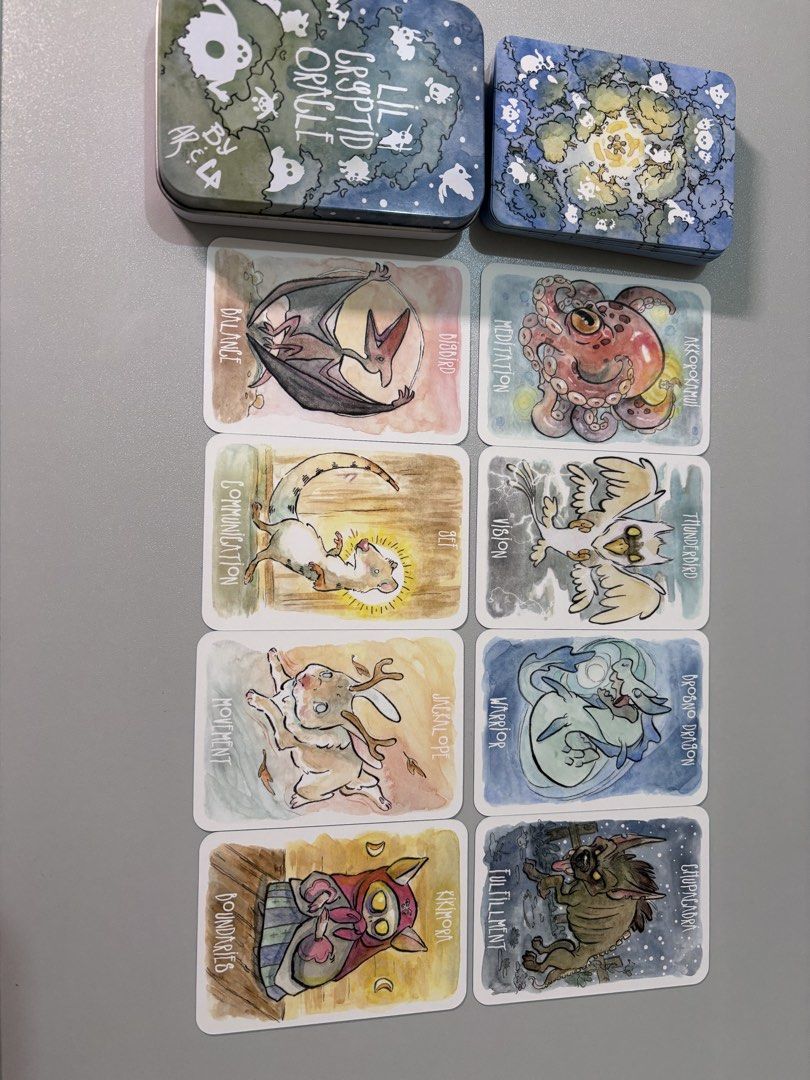 Lil Cryptid Oracle 神秘小動物神諭卡 （分類：卡片包）位於 Hong Kong。 由 _proseprina. 提交（商品編號 1449795494，圖片 3）。簡介： LiL Cryptid Oracle 神秘小動物神諭卡 純收藏 冇使用過 但鐵盒喺保存過程中有凹陷劃痕 面交 / SF 地點可商議 Alipay/現金 介紹： -以世界各地的「神秘隱密生物」（如大腳怪、天蛾人、尼斯湖水怪）為靈感 -每張牌皆採用精緻的手繪水彩風格，充滿童趣與奇幻感 -便攜鐵盒：卡牌收錄於輕巧的金屬鐵盒中，方便隨身攜帶 。