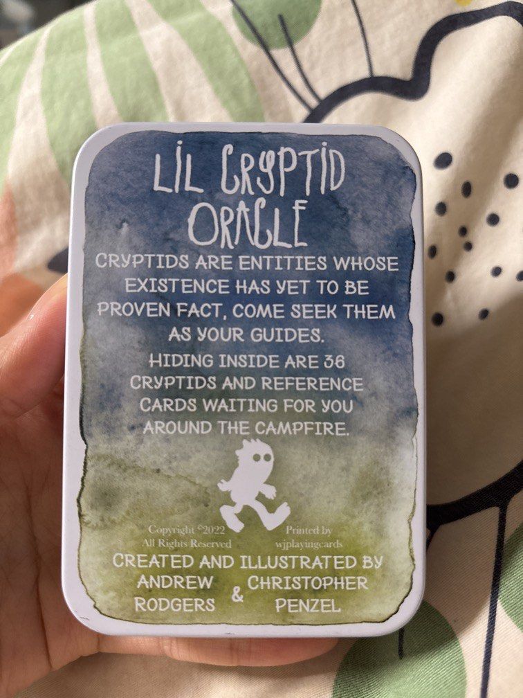 Lil Cryptid Oracle 神秘小動物神諭卡 （分類：卡片包）位於 Hong Kong。 由 _proseprina. 提交（商品編號 1449795494，圖片 2）。簡介： LiL Cryptid Oracle 神秘小動物神諭卡 純收藏 冇使用過 但鐵盒喺保存過程中有凹陷劃痕 面交 / SF 地點可商議 Alipay/現金 介紹： -以世界各地的「神秘隱密生物」（如大腳怪、天蛾人、尼斯湖水怪）為靈感 -每張牌皆採用精緻的手繪水彩風格，充滿童趣與奇幻感 -便攜鐵盒：卡牌收錄於輕巧的金屬鐵盒中，方便隨身攜帶 。
