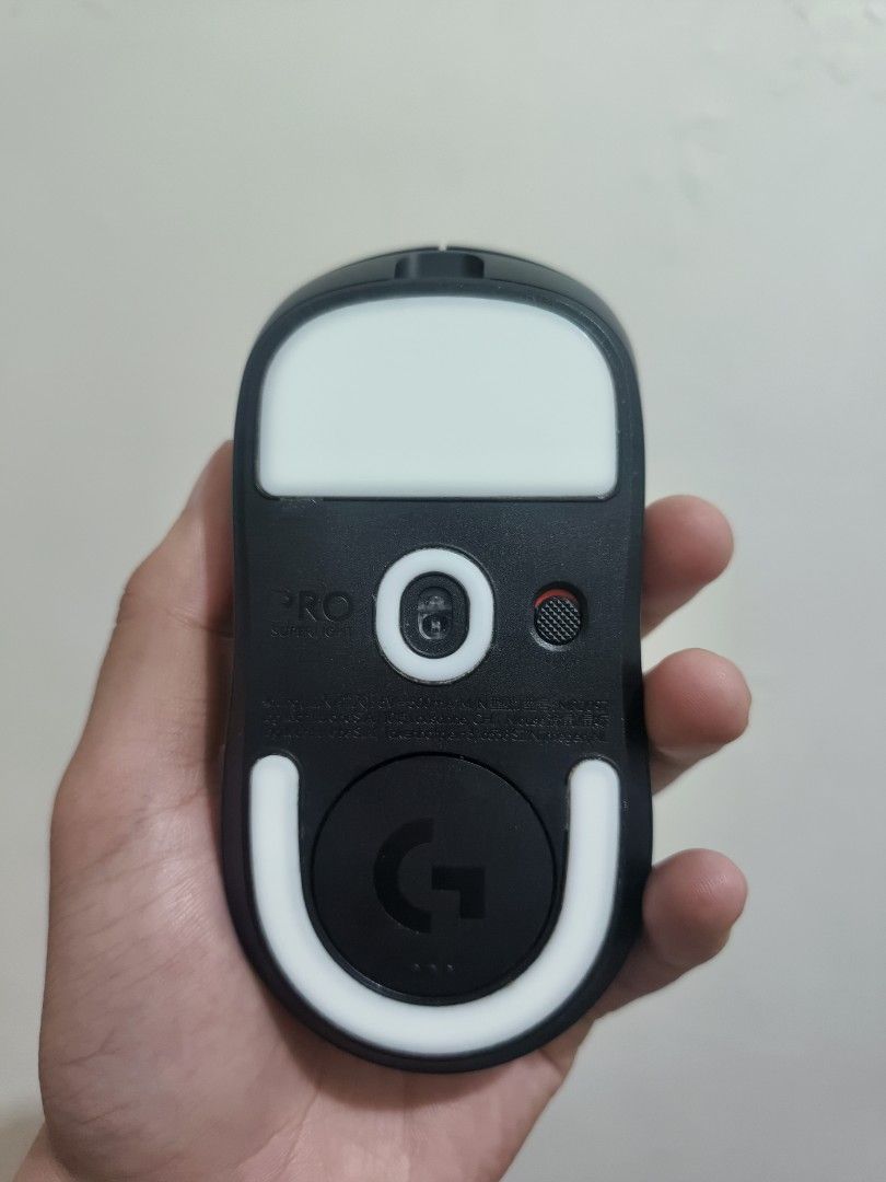 Logitech Pro X Superlight 2 (Category: Mouse & Mousepads) located in Pagadian. Submitted by eddy_thrift (Listing ID 1449854883, Image 3). Description: CONDITION: 9/10 ISSUE: LINE CRACK BUT DOESNT CAUSE ISSUE JUST PHYSICAL APPEARANCE RFS: QUITING FREEBIES: ATTACK SHARK MOUSEPAD.