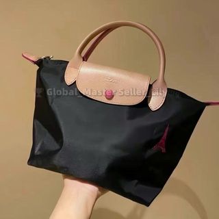 (Category: ) located in . Submitted by fashion.luxe (Listing ID 1449819054, Image 1). Description: .