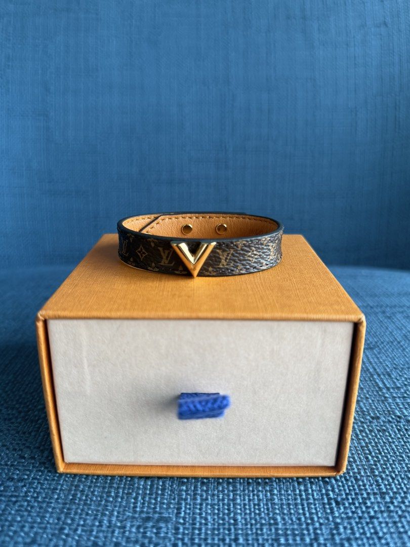 LV ESSENTIAL V BRACELET (Category: Luxury Accessories) located in Subic. Submitted by grabmywardrobe (Listing ID 1449816005, Image 2). Description: - NEVER USED - WITH BOX DUST BAG PAPER BAG - BOUGHT IN LV GINZA JAPAN .