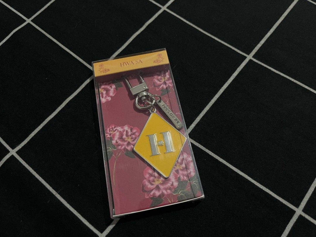 Mamamoo Hwasa birthday keyring (Category: K-Wave Merchandise) located in Manila. Submitted by tatsuran (Listing ID 1449788701, Image 1). Description: 🗯 hwasa birthday keyring ⤷ price: 1000 php please send a message if you're interested ૮ ˶ᵔ ᵕ ᵔ˶ ა you may also reach me on twitter: @Carrotland97 or ig: carrotland__.