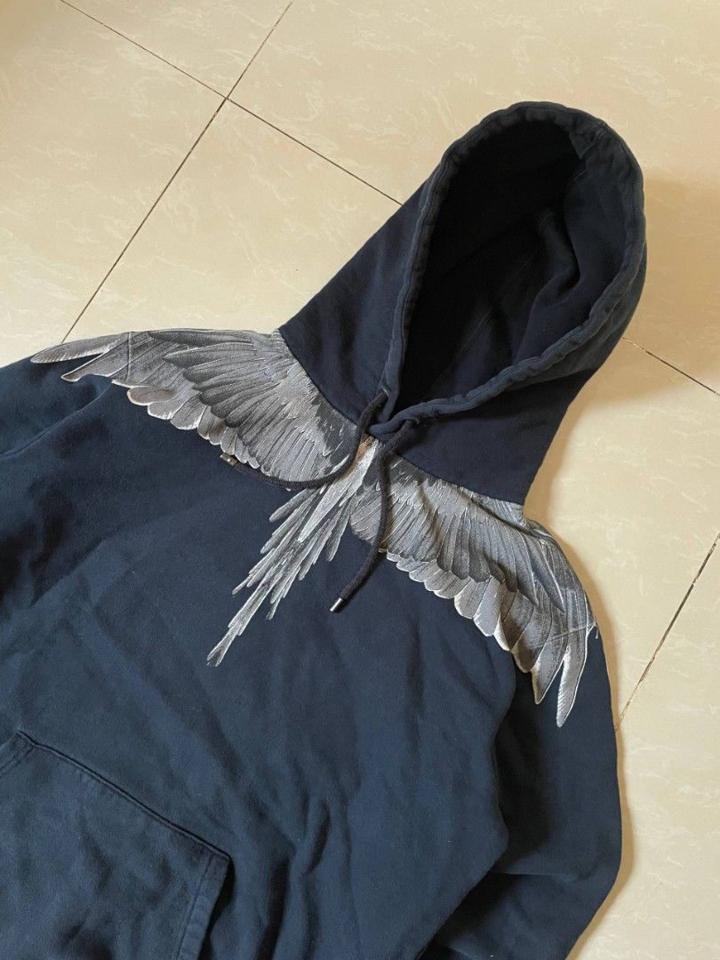 Marcelo burlon hoodie (Category: Coats, Jackets and Outerwear) located in Marikina City. Submitted by andreioruga (Listing ID 1449809043, Image 2). Description: authentic no issue excellent condition( need wash ) honest color rate 10/10 fit to medium and large firm ribbings sent a message for inquiries.