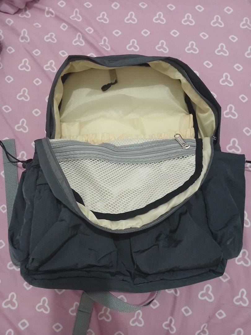 Mekko Clairo Bagpack Cool Grey (Kategori: Tas & Dompet Wanita) berada di Jakarta Pusat. Dikirim oleh nebula.gem (ID iklan 1449890671, Gambar 2). Deskripsi: BARU DIUNBOX, tapi salah ukuran jadi kujual • Material : Nylon premium • Size : P 31 x T 41 x L 14 • Compartment bagian dalam luas, muat laptop s/d 14inch • ​Ada kewkew kaitan didalam untuk kunci dll • ​Bahan nylon anti air pakai puring busa empuk • ​Saku pinggir untuk tumblr minum • ​Terdapat