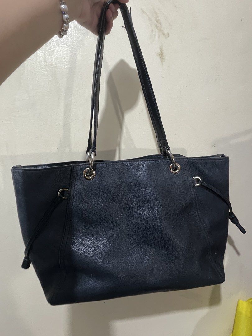 Michael Kors Black Leather Tote Bag (Category: Luxury Bags & Wallets) located in Manila. Submitted by gentlemountain.79a160 (Listing ID 1449763675, Image 3). Description: - Authentic Michael Kors black leather tote bag - Features iconic MK logo charm - Ample interior space for all your essentials - Comfortable straps for easy carrying - Ideal for everyday use.