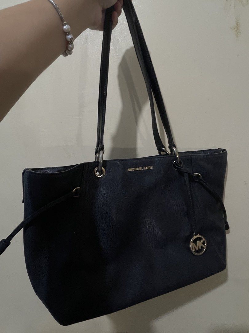 Michael Kors Black Leather Tote Bag (Category: Luxury Bags & Wallets) located in Manila. Submitted by gentlemountain.79a160 (Listing ID 1449763675, Image 1). Description: - Authentic Michael Kors black leather tote bag - Features iconic MK logo charm - Ample interior space for all your essentials - Comfortable straps for easy carrying - Ideal for everyday use.