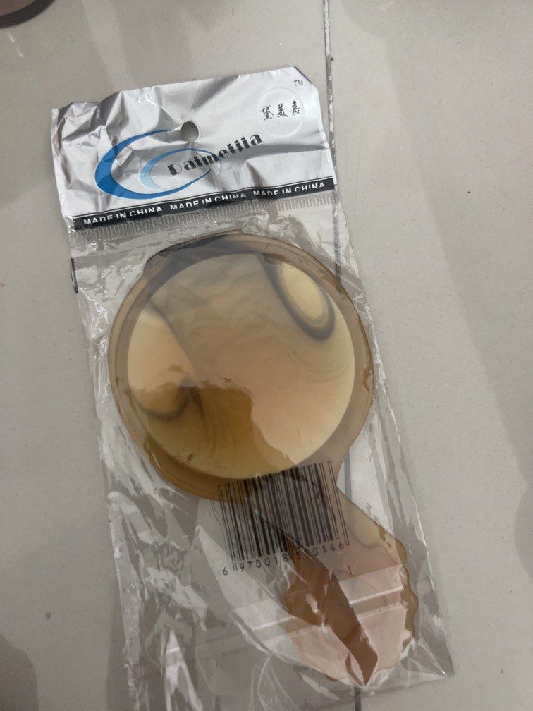 Mirror and comb (Category: Others) located in Puchong. Submitted by gemilangperdanaenterprise (Listing ID 1449818911, Image 2). Description: Mirror and comb.