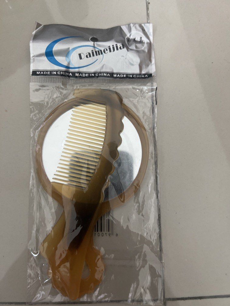 Mirror and comb (Category: Others) located in Puchong. Submitted by gemilangperdanaenterprise (Listing ID 1449818911, Image 1). Description: Mirror and comb.