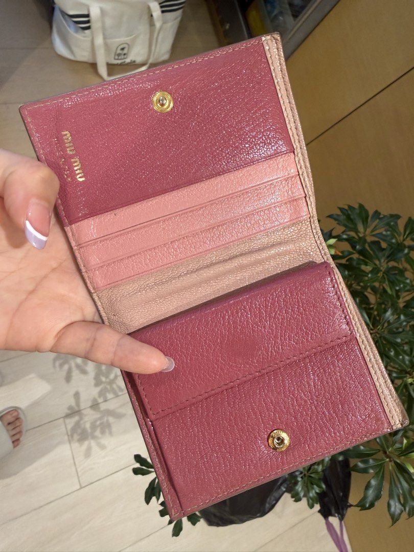 Miumiu钱包零钱包 （分類：銀包、卡片套）位於 Hong Kong。 由 qiuqiu2026 提交（商品編號 1449794248，圖片 3）。簡介： sogo買的 幾年前的款式 雙色 分紅很可愛 因為不帶錢出門就閒置了 用了一段時間了還是有點點髒 可以找個護理清潔一下 沒有破損的 。