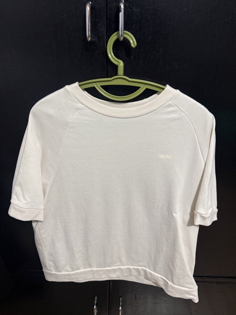 Mossimo Cream Cropped T-shirt Size Medium (Category: Shirts) located in Paranaque City. Submitted by jayvee7 (Listing ID 1449866687, Image 1). Description: - Cream colored cropped t-shirt - Brand: Mossimo - Size: Medium - Style: Short sleeves, relaxed fit - Perfect for casual wear RFS: Declutterring .