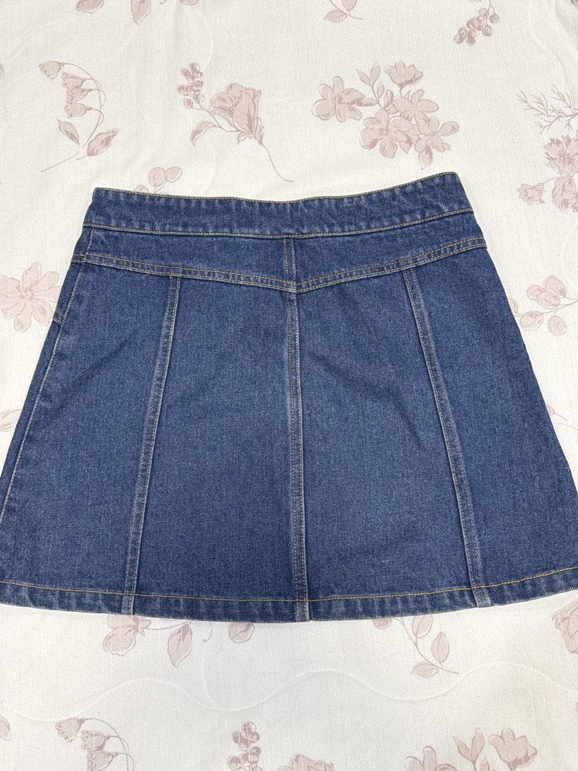 MOTO AA Denim Button-Front Mini Skirt Size 12 (Category: Skirts) located in Manila. Submitted by p3arlescent (Listing ID 1449873602, Image 3). Description: - MOTO blue denim mini skirt - Button-front closure - Classic A-line silhouette - Versatile for casual outfits - Easy to pair with various tops and shoes.