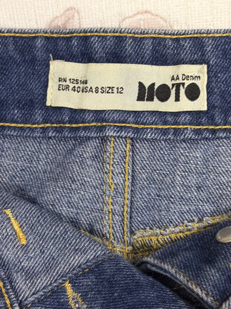 MOTO AA Denim Button-Front Mini Skirt Size 12 (Category: Skirts) located in Manila. Submitted by p3arlescent (Listing ID 1449873602, Image 2). Description: - MOTO blue denim mini skirt - Button-front closure - Classic A-line silhouette - Versatile for casual outfits - Easy to pair with various tops and shoes.