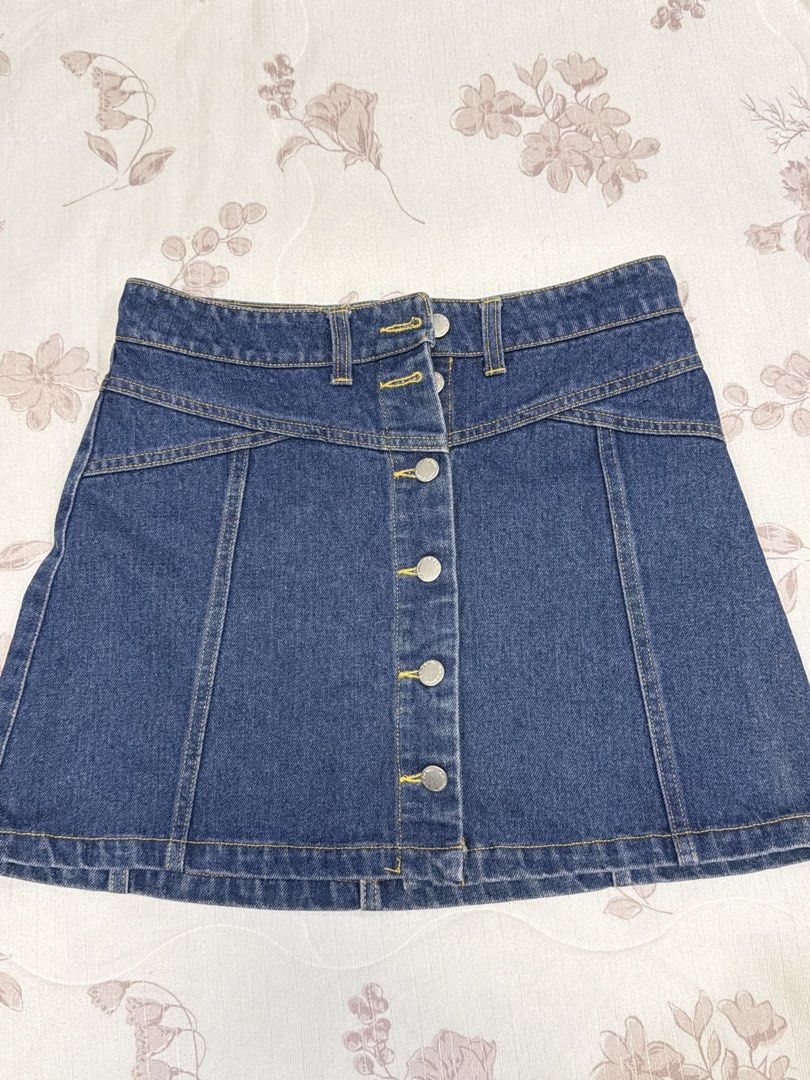 MOTO AA Denim Button-Front Mini Skirt Size 12 (Category: Skirts) located in Manila. Submitted by p3arlescent (Listing ID 1449873602, Image 1). Description: - MOTO blue denim mini skirt - Button-front closure - Classic A-line silhouette - Versatile for casual outfits - Easy to pair with various tops and shoes.