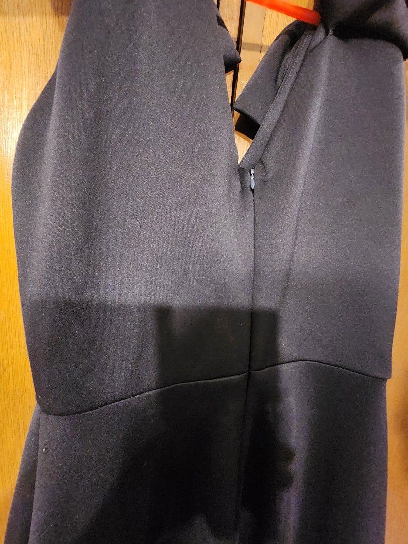 Navy Blue Neoprene Midi Dress (Category: Dresses) located in Paranaque City. Submitted by kachdeclutters (Listing ID 1449771472, Image 3). Description: - Navy blue neoprene midi dress - V-neckline with bow details on shoulders - Back zipper closure - Ideal for events and parties.