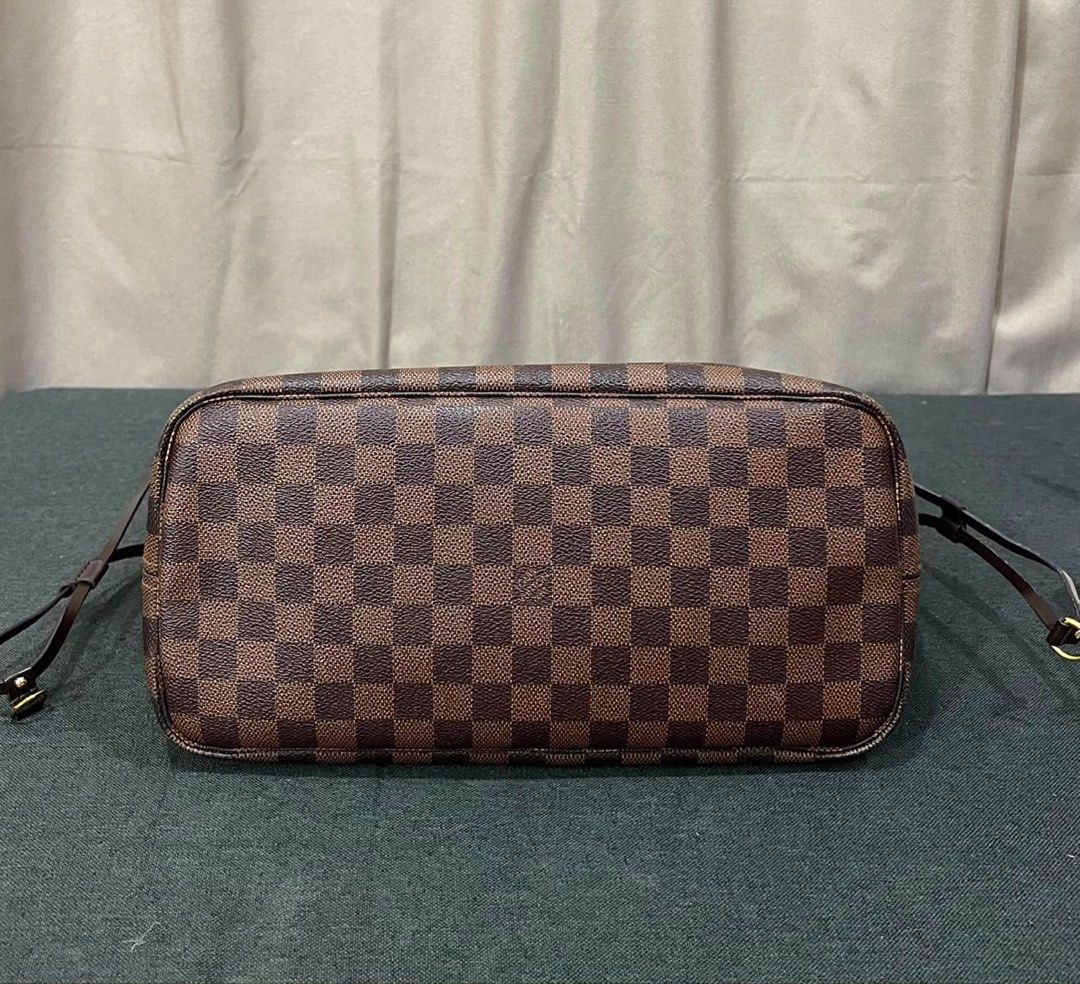Neverfull Damier Ebene (Category: Luxury Bags & Wallets) located in Rodriguez. Submitted by nancyb13 (Listing ID 1449887010, Image 3). Description: Selling Authentic LV Neverfull MM Tote bag no cracks stuff pa handle minimal rubs on the interior comes wit its original cloth bag swipe photos to appreciate super good deal po.