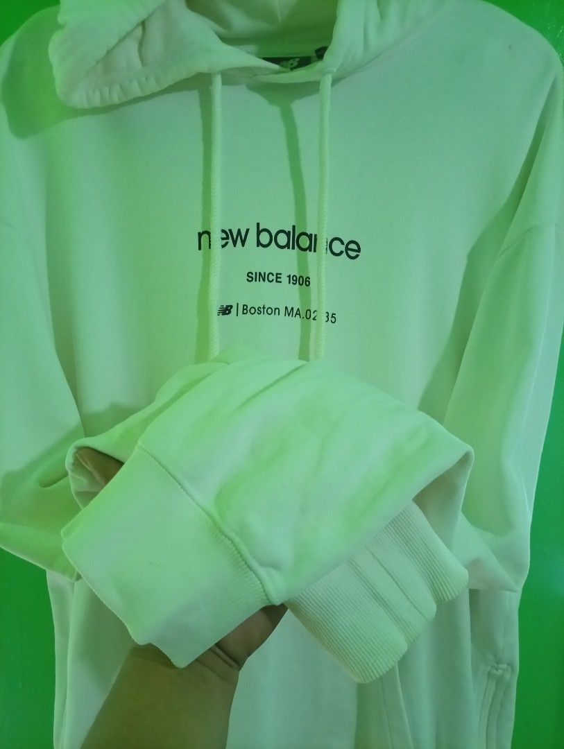 New Balance white hoodie (Category: Coats, Jackets and Outerwear) located in Manila. Submitted by mojonarchives (Listing ID 1449835372, Image 3). Description: New Balance white hoodie NCA4E023-IV Size:XL Dimes: W24xL28 Sleeves:25 inches Delivery Every Saturday 🙏❤️ MOP Gcash MOD Jnt Express 🚀.