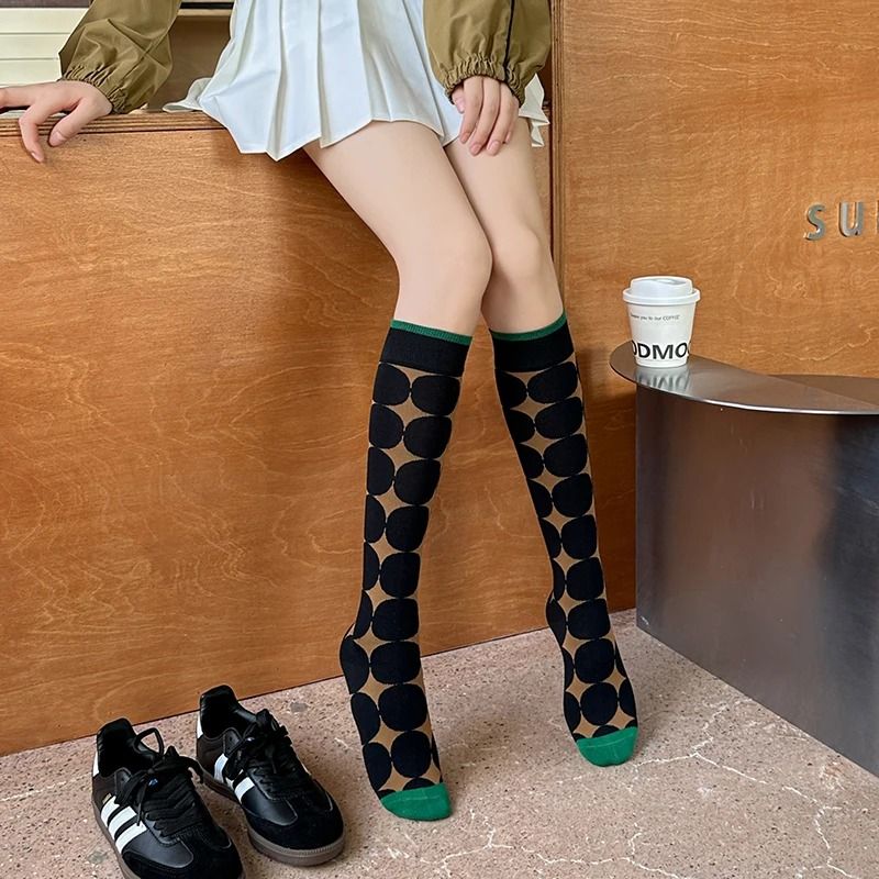 New Spring Autumn/Winter Women's Long Socks Vintage Striped Street Outwear Trend Ins Slimming Antibacterial Knee And Leg Socks （分類：嬰兒及小童流行時尚）位於 Hong Kong。 由 hockhurki514149 提交（商品編號 1449833000，圖片 3）。簡介： High-concerned chemical:None Craft of Weaving:Knit Pieces:1pc Model Number:PM23326F Thickness:Standard Pattern Type:Geometric Material:COTTON,POLYESTER,SPANDEX Brand Name:NoEnName_Null Origin:Mainland China CN:Jiangsu Item Type:stockings Gender:Wom