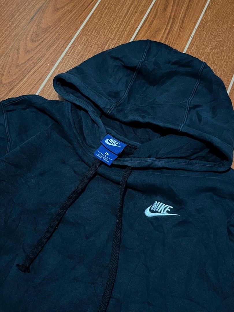 Nike Club Hoodie Pullover Sweatshirt (Category: Coats, Jackets and Outerwear) located in Valencia. Submitted by patquilz27 (Listing ID 1449925737, Image 2). Description: • Size: MEDIUM • Color Rate: 9.5/10 • Condition Rate: 9.5/10 • Issue: NONE - Classic black Nike hoodie - Iconic embroidered Nike logo on chest - Front pouch pocket - Adjustable drawstring hood - Comfortable and stylish for casual wear or workouts.