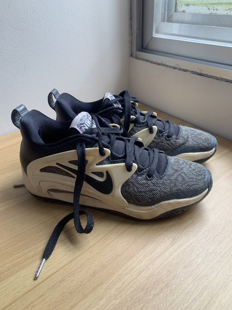Nike KD15 Basketball Shoes (Category: Sneakers) located in Marikina City. Submitted by lnmrvllr (Listing ID 1449810916, Image 3). Description: - Nike KD15 Basketball Shoes - Colorway: Black, Smoke Grey, Beach - Size: 8 US Men's, 9.5 Women’s - Includes: Original box - Buy at your own risk, haven’t been used for 2+ years - Feel free to ask any questions! RFS: need funds MOP: Gcash, Maya, or GoTyme MOD: Lalamove or J&T Location: Katipunan, QC Can gi