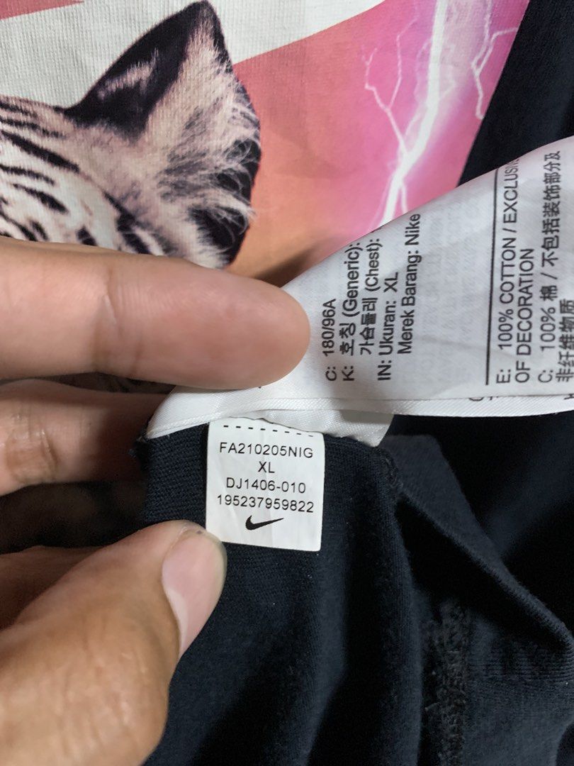 Nike Tee (Category: Tshirts & Polo Shirts ) located in Davao. Submitted by triftnitroy (Listing ID 1449810403, Image 3). Description: Nike🔥 Dimes: 21.5 x 28.5 XL on tag Color rate: 9.5/10 Condition: Excellent .