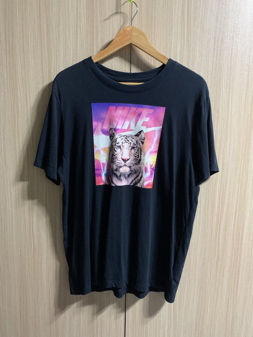 Nike Tee (Category: Tshirts & Polo Shirts ) located in Davao. Submitted by triftnitroy (Listing ID 1449810403, Image 1). Description: Nike🔥 Dimes: 21.5 x 28.5 XL on tag Color rate: 9.5/10 Condition: Excellent .