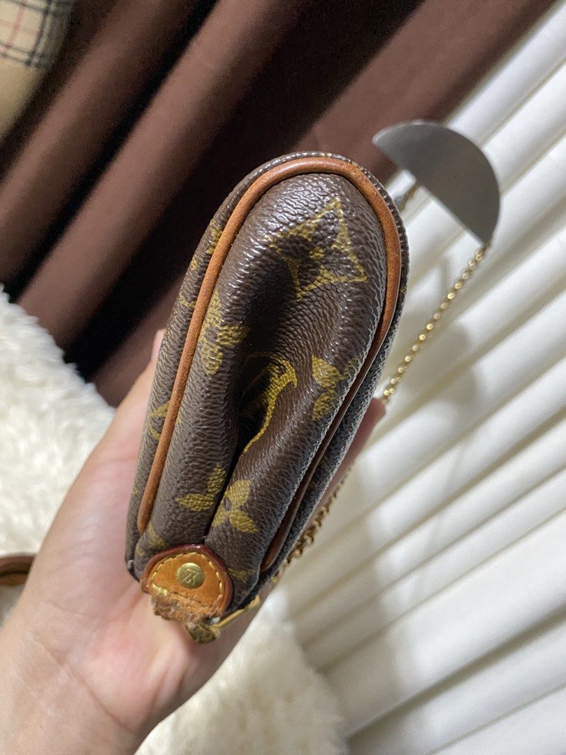 Orig Eva clutch (Category: Luxury Apparel) located in Tagum. Submitted by amarasluxbag (Listing ID 1449893187, Image 3). Description: With flaw sa isang part kabitan ng strap Need i replace May dirt sa loob Maganda pa body Japan item.