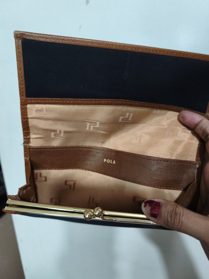 Pola long kisslock wallet (Category: Wallets & Card holders) located in Quezon City. Submitted by uydaisy1979 (Listing ID 1449830234, Image 3). Description: minimal tear.
