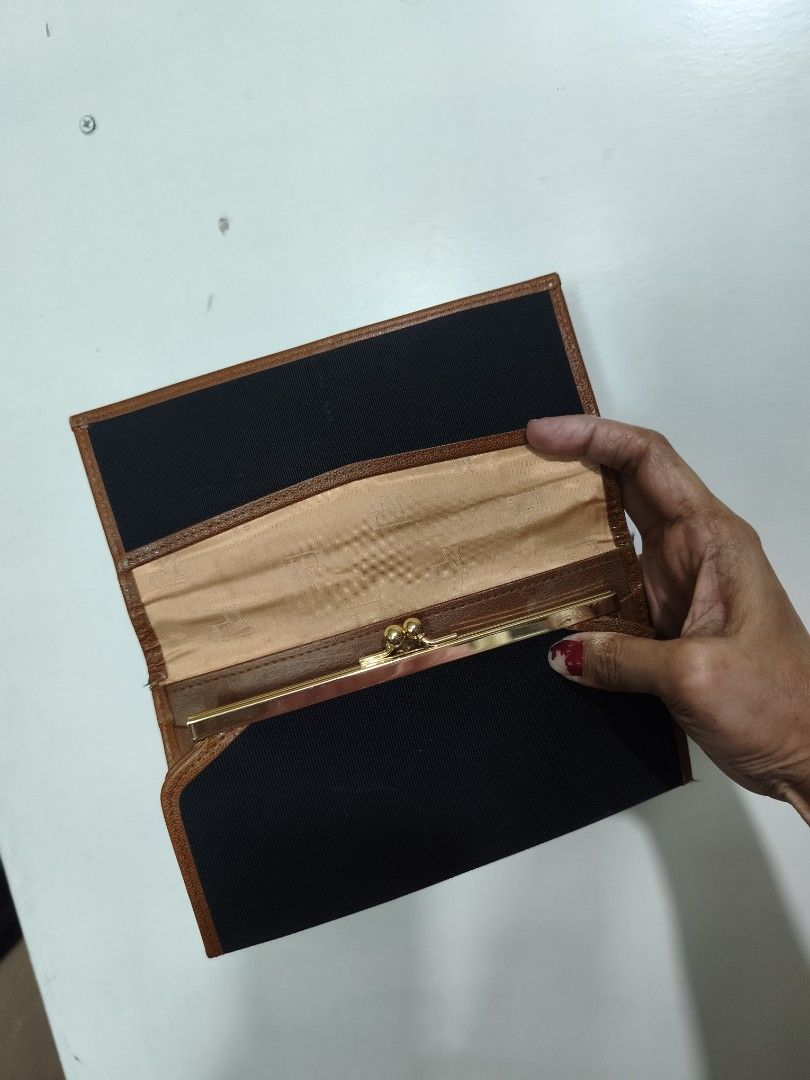 Pola long kisslock wallet (Category: Wallets & Card holders) located in Quezon City. Submitted by uydaisy1979 (Listing ID 1449830234, Image 2). Description: minimal tear.