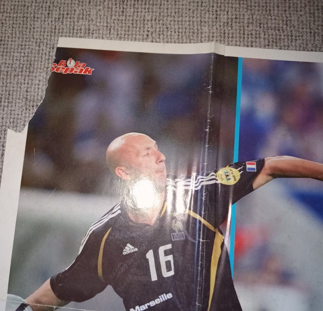 Poster bola (Category: Magazines) located in Kuala Lumpur. Submitted by fatihahwho61158 (Listing ID 1449950199, Image 3). Description: ada koyak sikit Postage rm8 Atau Cod di seksyen 27 shah alam selangor sahaja.
