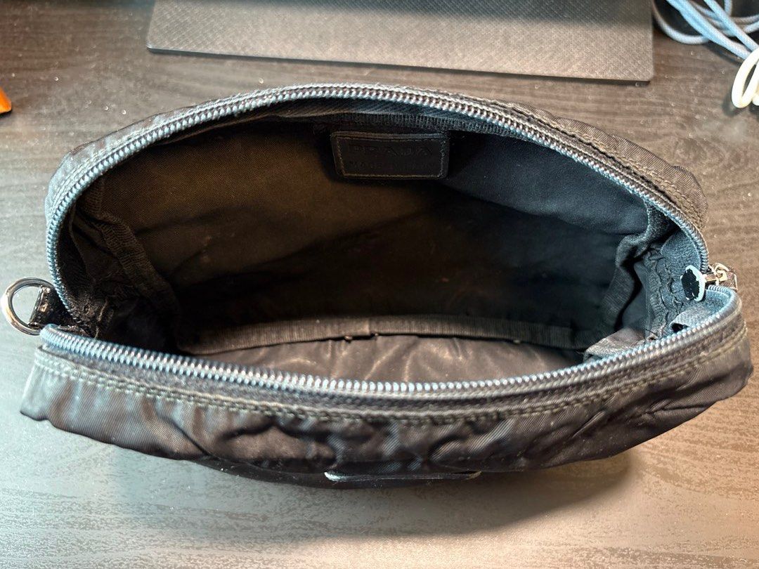 Prada Bag 中古斜孭袋 （分類：手袋及銀包）位於 Hong Kong。 由 ___________.___ 提交（商品編號 1449818091，圖片 2）。簡介： 購自中古店 正常使用痕跡 正品 有保證卡。