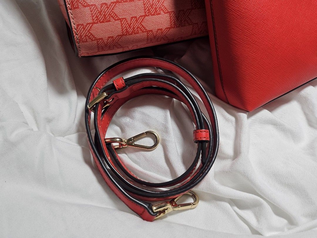 Preloved 2 in 1 Michael Kors Sling bag (Category: Luxury Bags & Wallets) located in Tacloban City. Submitted by re_store23 (Listing ID 1449855082, Image 2). Description: •Please manage your expectations this is preloved and not brandnew! •pd po silang kabitan ng Sling. the Pouch inside is convertible to a sling bag. •With tags po and Ykk zip both bags. •As seen in the pics yubg Main bag may problem po sa Rubber lining, Completo naman po pero hind