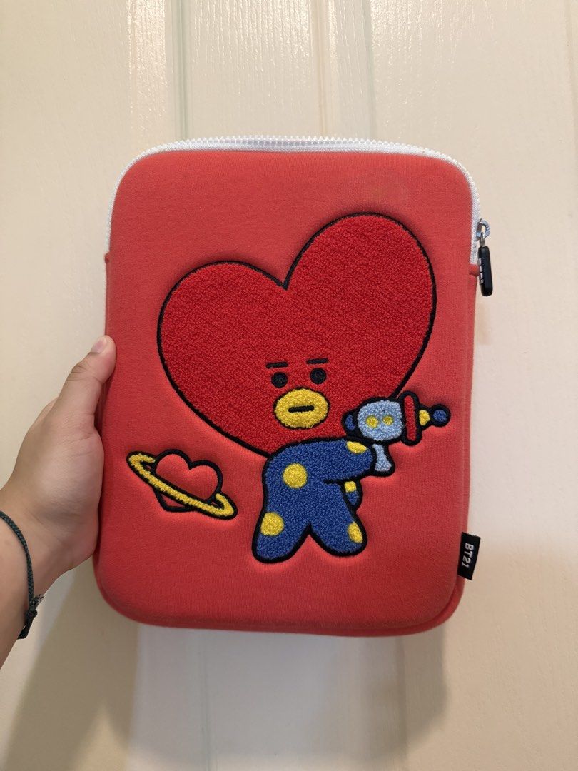 Preloved BT21 ‘Bite’ Bouclé tablet case (Tata) (Category: Laptop Bags & Sleeves) located in Quezon City. Submitted by cai.tam (Listing ID 1449898130, Image 1). Description: - Price on orange app: 1,500-1,900. I don’t think they sell this on the official sites/stores anymore. - Fits iPad 10.2” even with case. Still perfectly functional, no damage to foam lining - Flaws: Has minor stains due to age - RFS: Downsizing.