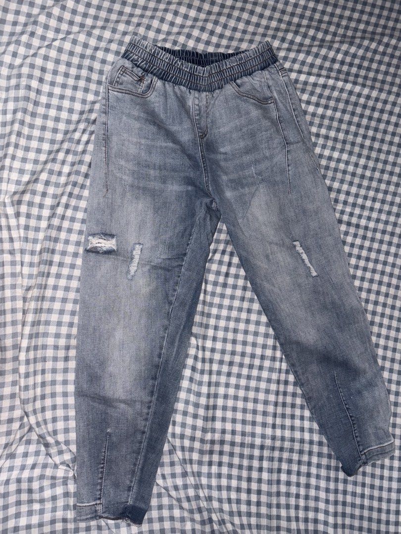 Preloved ripped garterized high waisted jeans pants (Category: Jeans) located in Abucay. Submitted by wear_retro (Listing ID 1449799347, Image 2). Description: No issue Garterized 24 width 34 length .