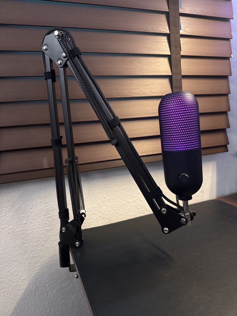 Razer Seiren V3 Chroma with Arm