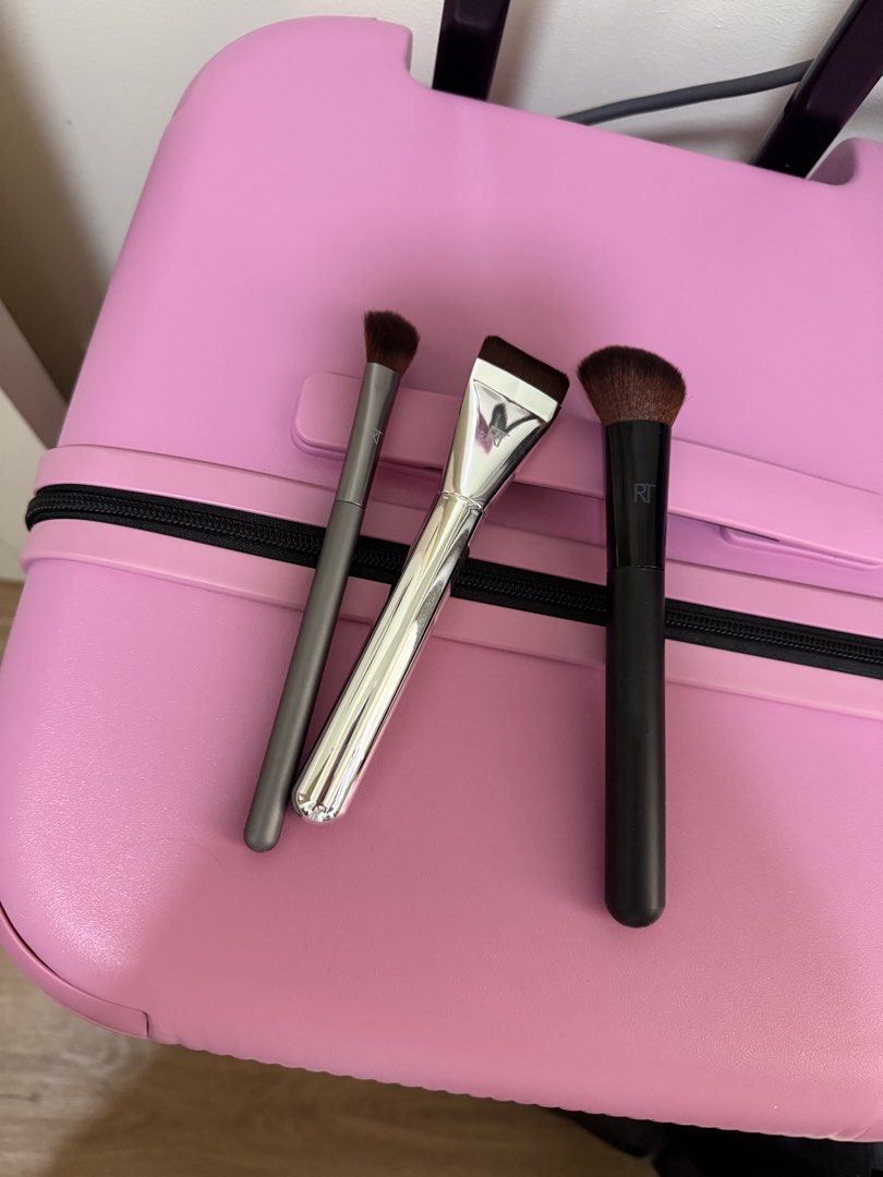 Real Techniques Chrome Makeup Brush Set (Category: Makeup) located in Pasig City. Submitted by prelovederis (Listing ID 1449949047, Image 2). Description: Set of 3 Real Techniques makeup brushes Lalamove or Pick up only.