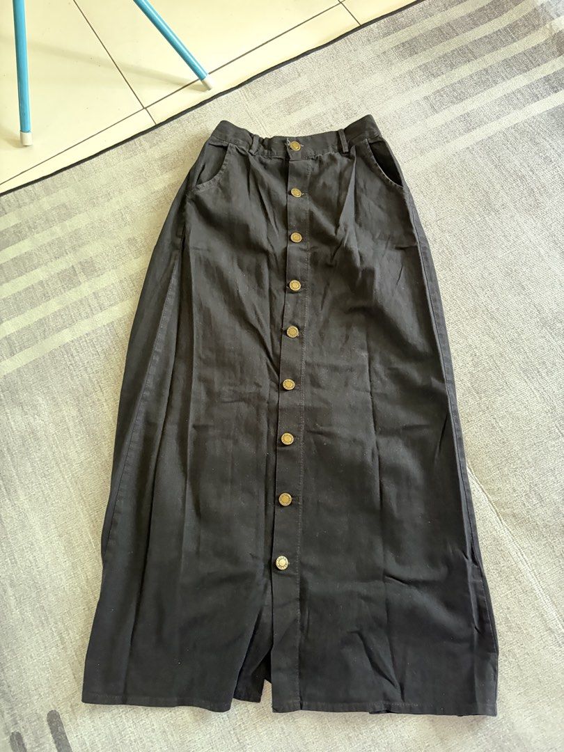 Rok hitam kancing (Kategori: Gaun & Rok) berada di Tangerang. Dikirim oleh putri.salmania (ID iklan 1449780255, Gambar 1). Deskripsi: Rok hitam kancing masih good cond.