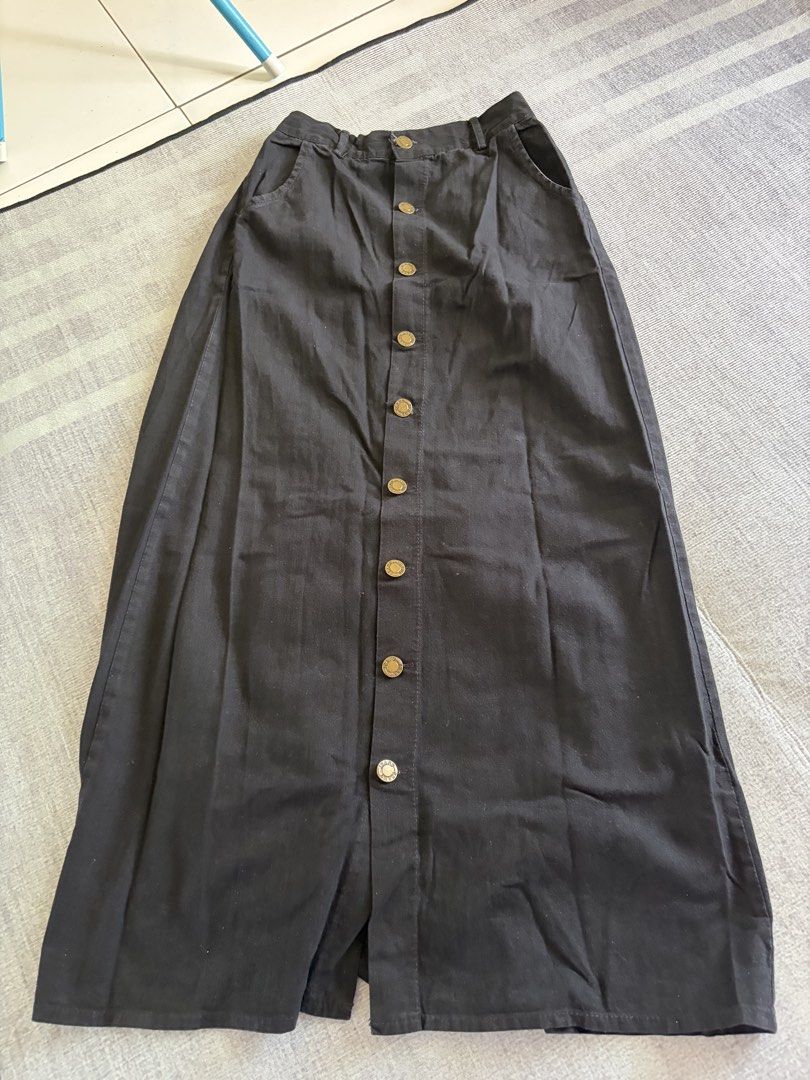 Rok hitam kancing (Kategori: Gaun & Rok) berada di Tangerang. Dikirim oleh putri.salmania (ID iklan 1449780255, Gambar 2). Deskripsi: Rok hitam kancing masih good cond.
