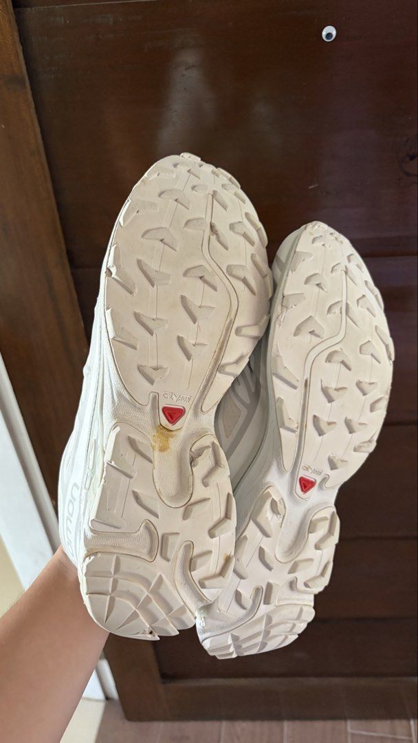 Salomon XT-6 ADVANCED White Running Shoes (Category: Sneakers) located in Quezon City. Submitted by riversanz (Listing ID 1449758937, Image 3). Description: - Salomon XT-6 ADVANCED shoes in white - Features Quicklace system for easy on and off - Ideal for trail running or everyday wear -RFS: will buy a bigger size.