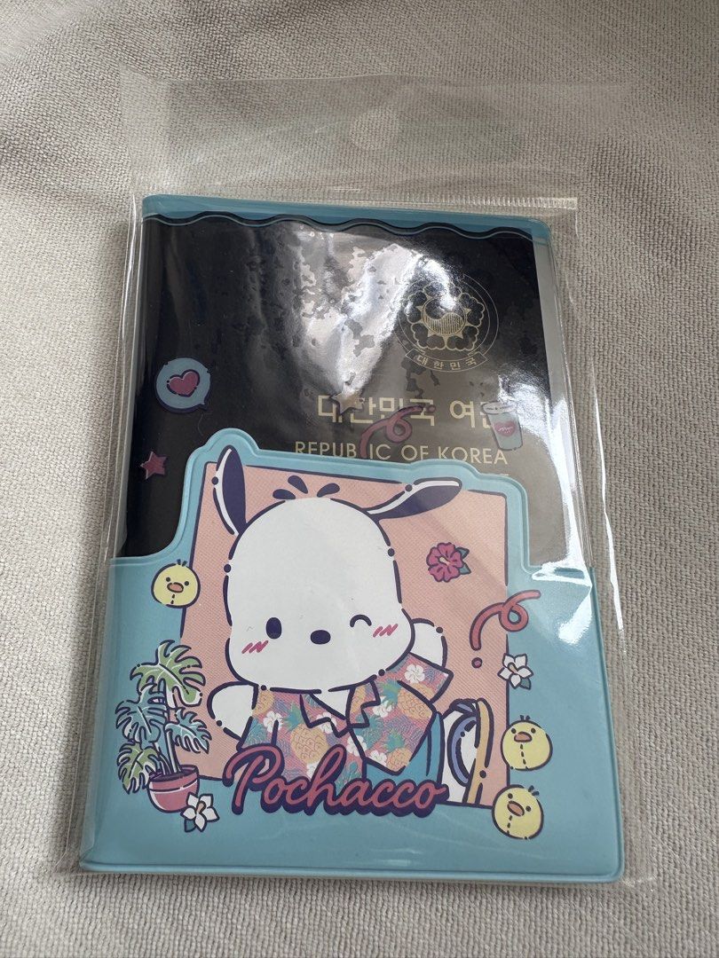 Sanrio 最新海雲台Pochacco 韓國護照套 限定 （分類：銀包、卡片套）位於 Hong Kong。 由 landuer2929 提交（商品編號 1449786930，圖片 1）。簡介： Sanrio新店最新海雲台限定！ Sanrio PC 狗Passports 套 係Pochacco韓國護照套，好可愛呀！啱晒鍾意Pochacco嘅朋友仔。可以放護照，方便去旅行。。