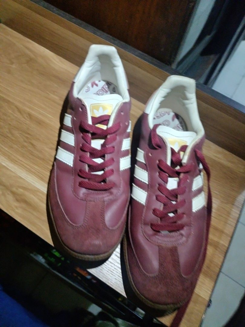 sepatu Adidas samba maroon size 44 (Kategori: Sneakers) berada di Jakarta Pusat. Dikirim oleh preloved_byvem (ID iklan 1449869671, Gambar 2). Deskripsi: Kegedean tadinya mau di keep sampe kaki nya muat ternyata ga muat muat😭,Made in germany suede ada di gambar minus nya ada di gambar overall 92%.