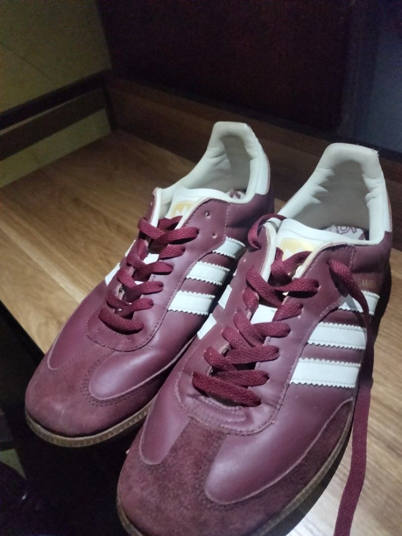 sepatu Adidas samba maroon size 44 (Kategori: Sneakers) berada di Jakarta Pusat. Dikirim oleh preloved_byvem (ID iklan 1449869671, Gambar 1). Deskripsi: Kegedean tadinya mau di keep sampe kaki nya muat ternyata ga muat muat😭,Made in germany suede ada di gambar minus nya ada di gambar overall 92%.